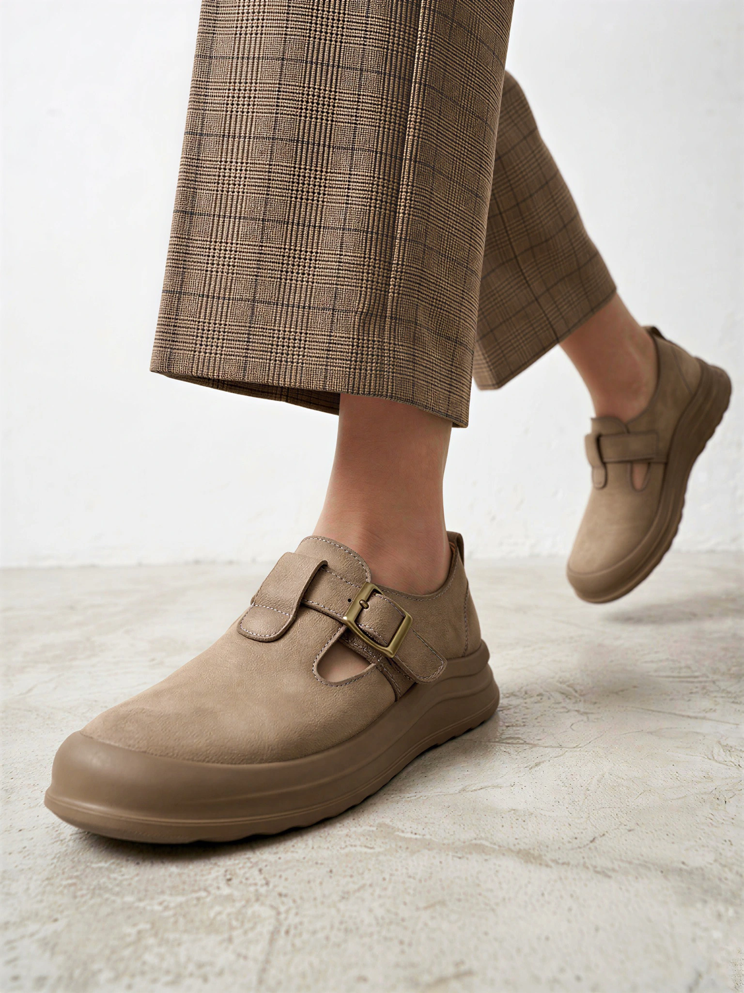 Туфли бежевого цвета из натурального нубука с застежкой ремешок